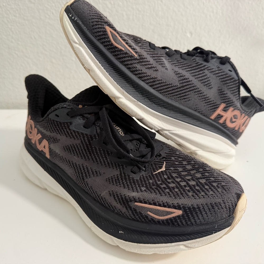 Hoka women size 7 Clifton 9Black and Pink Athletic Shoes - Picture 2 of 8